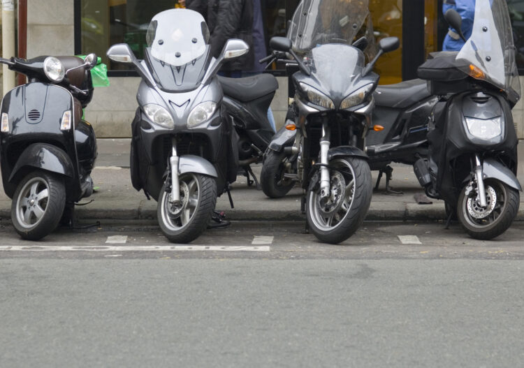 Scooters stationnée  sur des places de parking désigné pour scooters